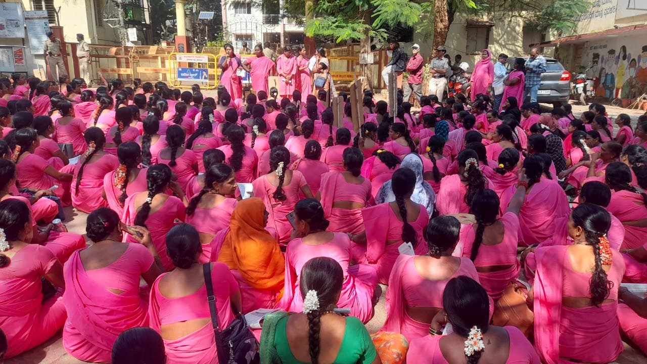 ಡಿ ಸಿ ಕಚೇರಿಯ ಎದುರು ಆಶಾ ಕಾರ್ಯಕರ್ತೆಯರ ಪ್ರತಿಭಟನೆ