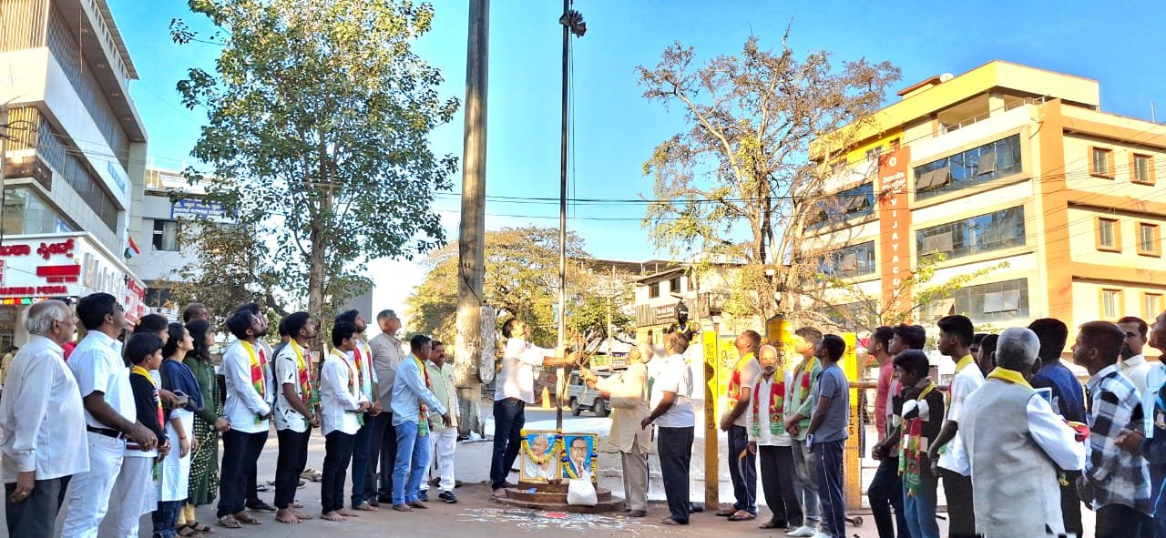 ಗಾಂಧೀಜಿಯವರ ಹಾಗೂ ಬಾಬಾ ಸಾಹೇಬ್ ಅಂಬೇಡ್ಕರ್ ಅವರ ಭಾವಚಿತ್ರಕ್ಕೆ ಪೂಜೆ