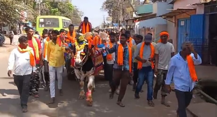 A quintal bella prasada from market porters association to Muruga Math