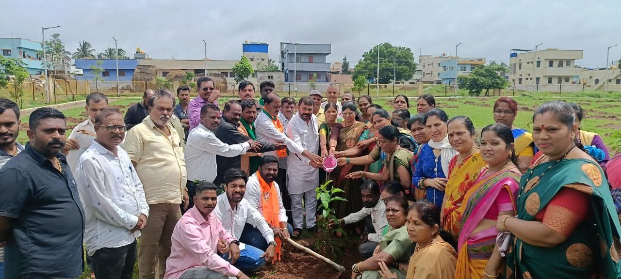 ಬಿ ಜೆ ಪಿ ಯಿಂದ 11 ವರ್ಷ ಪೂರ್ಣಗೂಂಡ ಹಿನ್ನೆಲೆ ವನಮಹೋತ್ಸವ.
