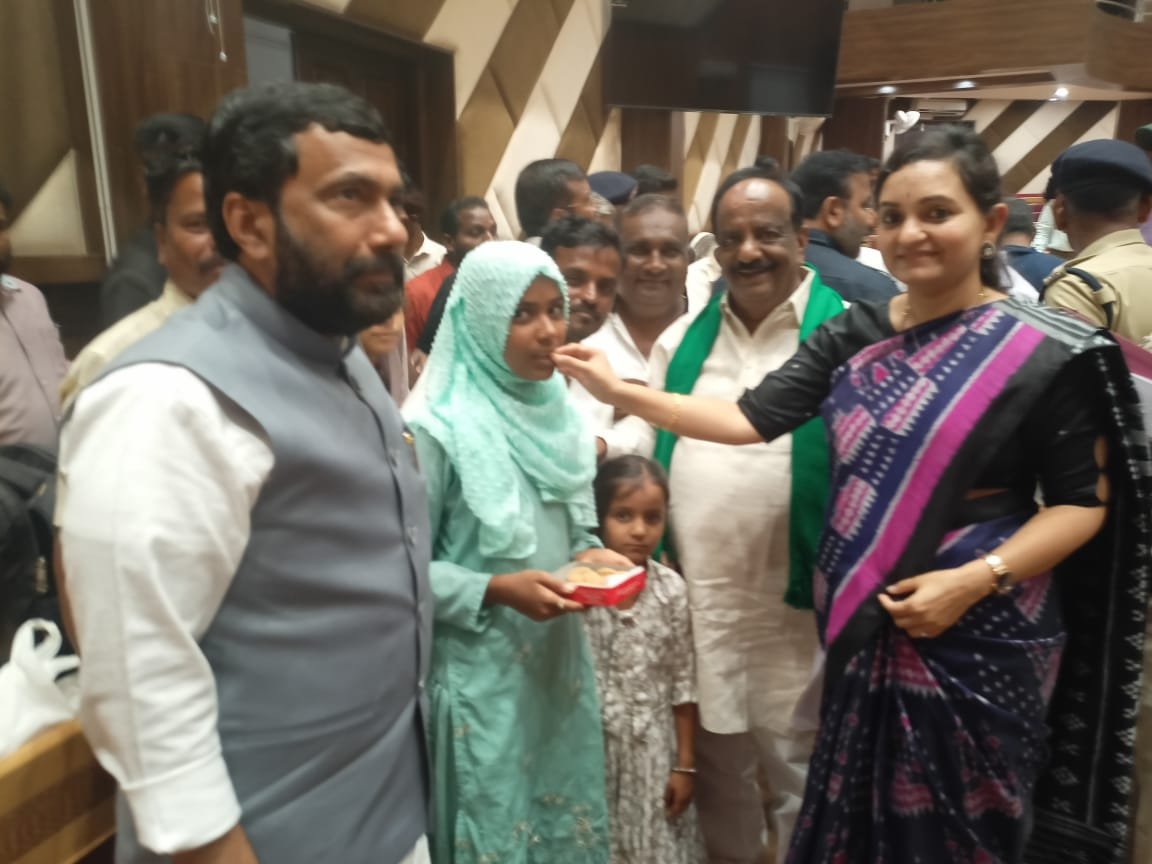  ತಂದೆಯ ಅಗಲಿಕೆಯ ನೋವಿನಲ್ಲೂ ಪರೀಕ್ಷೆ ಬರೆದಿದ್ದ ವಿದ್ಯಾರ್ಥಿನಿ ಶಬಾನಾ; ಕುಟುಂಬಕ್ಕೆ ಆಶ್ರಯ ಮನೆ ಕಲ್ಪಿಸುತ್ತಿರುವ ಶಾಸಕರು; ವಿದ್ಯಾಭ್ಯಾಸ ಮುಂದುವರಿಸಲು ಪ್ರೋತ್ಸಾಹಿಸಿ, ನೆರವು ನೀಡುತ್ತಿರುವ ಜಿಲ್ಲಾಧಿಕಾರಿ ದಿವ್ಯ ಪ್ರಭು