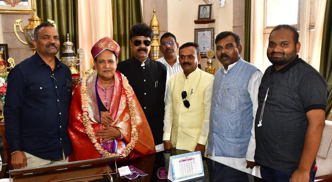 ಸಿಂಡಿಕೇಟ್ ಸದಸ್ಯರನ್ನೊಳಗೊಂಡ ನಿಯೋಗದಿಂದ ಪ್ರಾಚಾರ್ಯರಿಗೆ ಸನ್ಮಾನ.