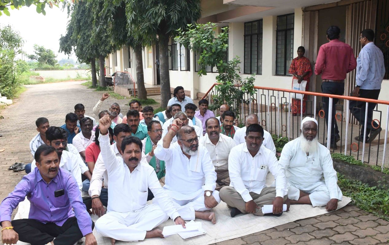 ಕೆಆಯ್‌ಎಡಿಬಿ ವಿಶೇಷ ಭೂ-ಸ್ವಾಧೀನ ಅಧಿಕಾರಿಗಳ ಕಚೇರಿ ಎದುರು ರೈತರು ಪ್ರತಿಭಟನೆ