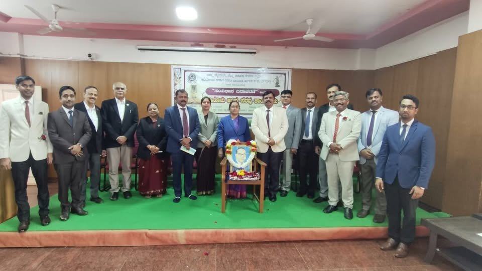 ಧಾರವಾಡ ಜಿಲ್ಲಾ ನ್ಯಾಯಾಲಯದ ಸಭಾಂಗಣದಲ್ಲಿ ಸಂವಿಧಾನ ದಿನಾಚರಣೆಯ ಅಂಗವಾಗಿ ಕಾನೂನು ಅರಿವು-ನೆರವು ಕಾರ್ಯಕ್ರಮ