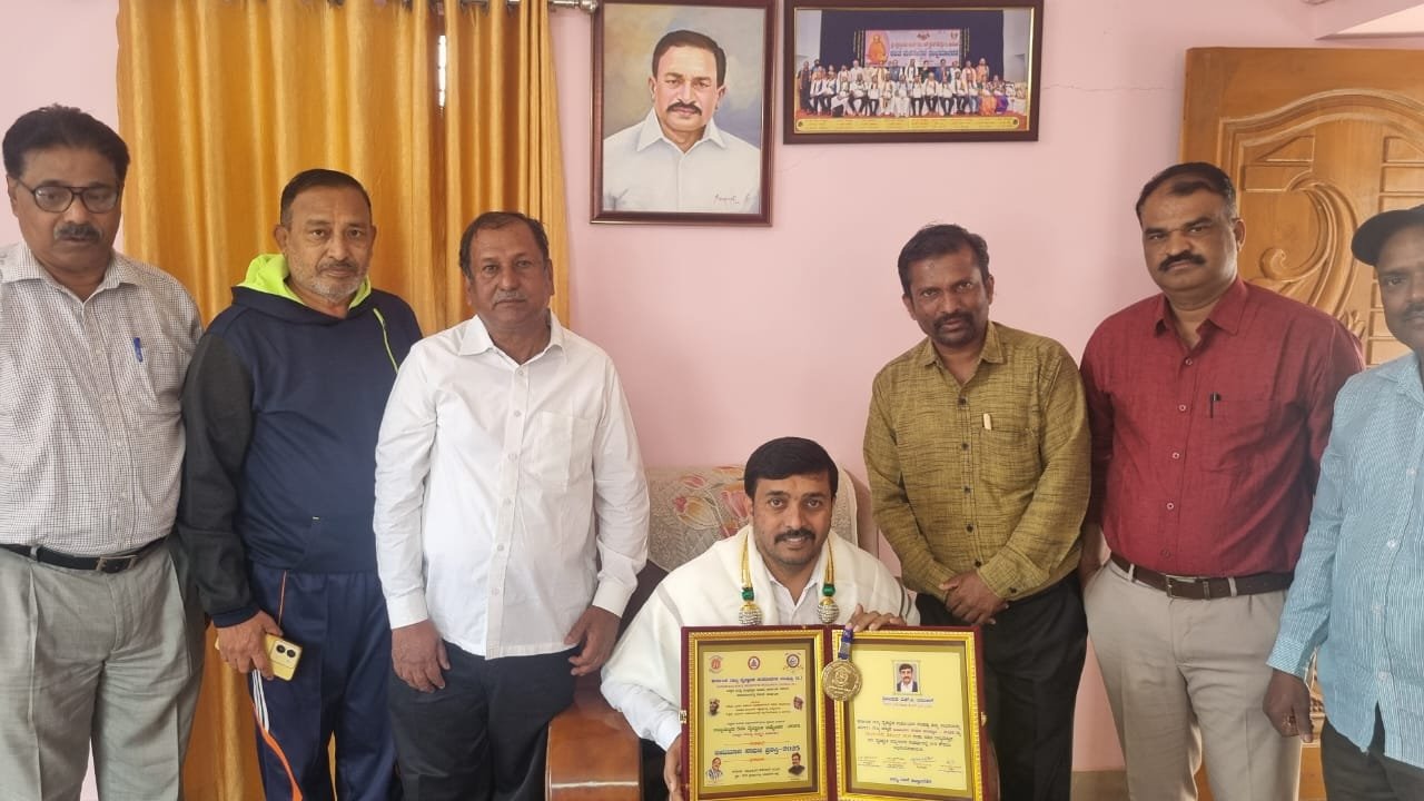 2025th Lifetime Achievement Award to Raju Patil of Dharwad.