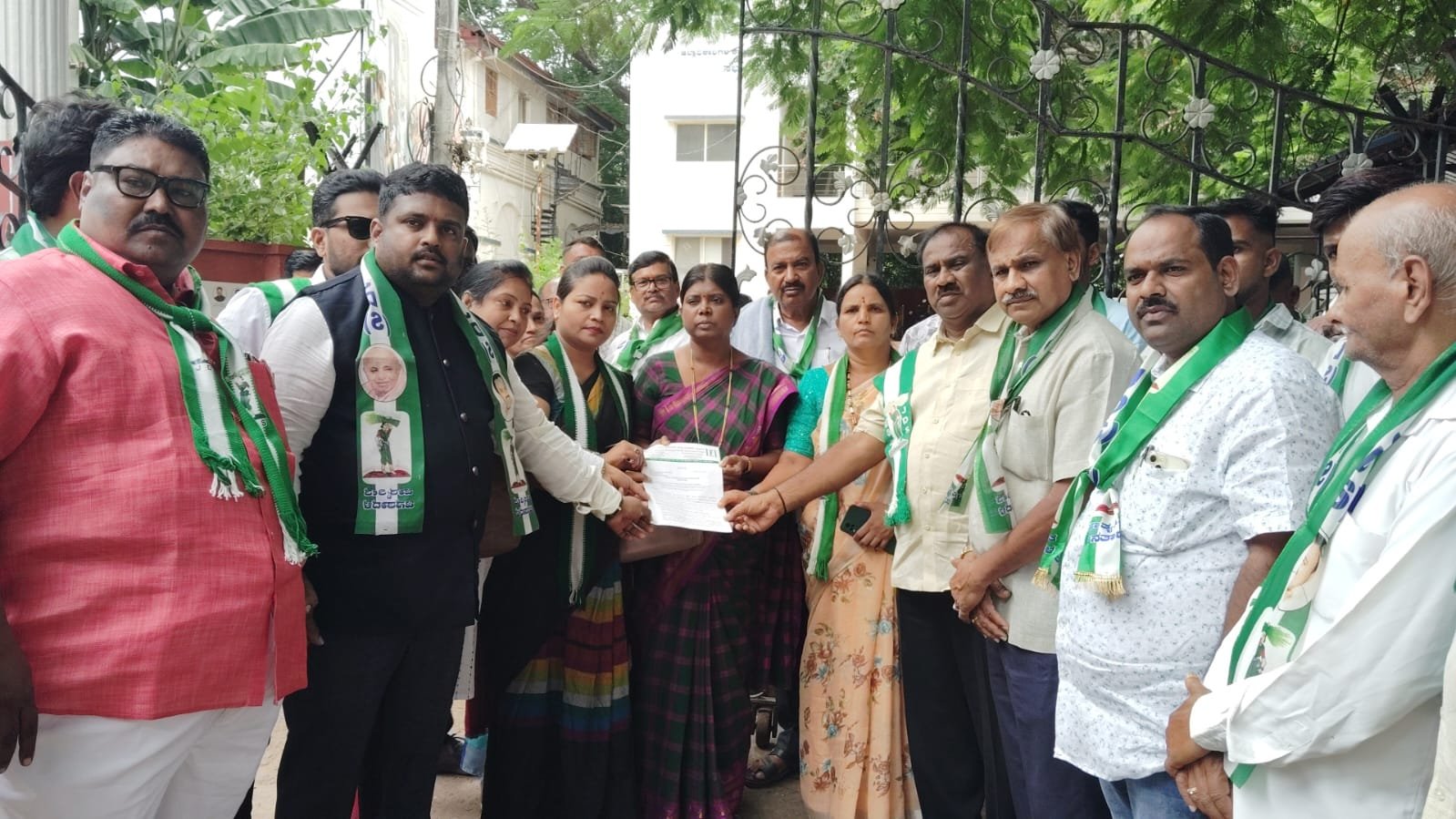 ಬೃಹತ್ ಪ್ರಮಾಣದಲ್ಲಿ ಭೂಸ್ವಾಧೀನ ವಿಸ್ತರಿಸಲು ಹೊರಟಿರುವ ಸರ್ಕಾರದ ರೈತ ವಿರೋಧಿ ನೀತಿ ಖಂಡಿಸಿ ಪ್ರತಿಭಟನೆ.