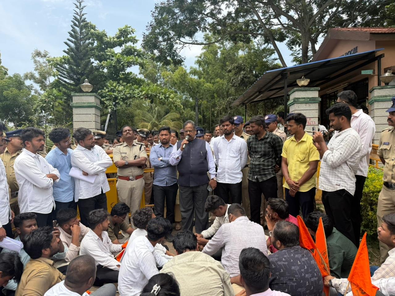 ಕಾನೂನ ಬಾಹಿರ ಕರ್ನಾಟಕ ರಾಜ್ಯ ಕಾನೂನು ವಿಶ್ವವಿದ್ಯಾಲಯದ ೧೨೯ % ಶುಲ್ಕ ಹೆಚ್ಚಳ ಎಬಿವಿಪಿ ಪ್ರತಿಭಟನೆ.